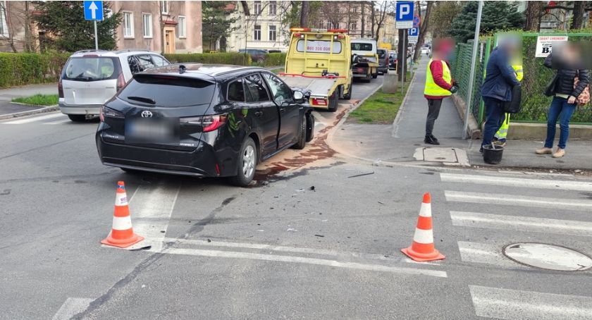 Nie zastosowała się do znaku STOP i spowodowała kolizję