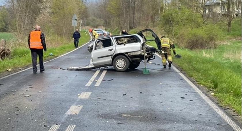 Auto rozerwane na pół. Tragiczny wypadek w Zgorzelcu
