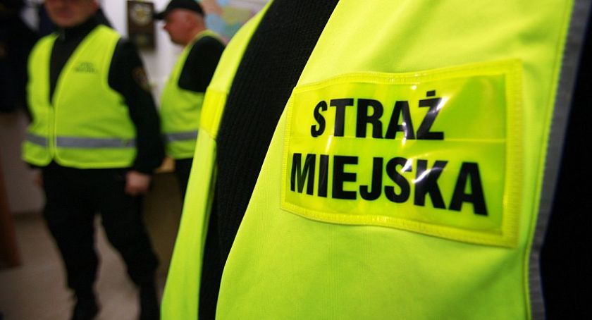 Nietrzeźwa kobieta uszkodziła auto Straży Miejskiej