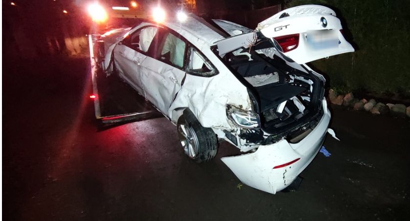 Dachowanie BMW na ul. Wrocławskiej w Jeleniej Górze