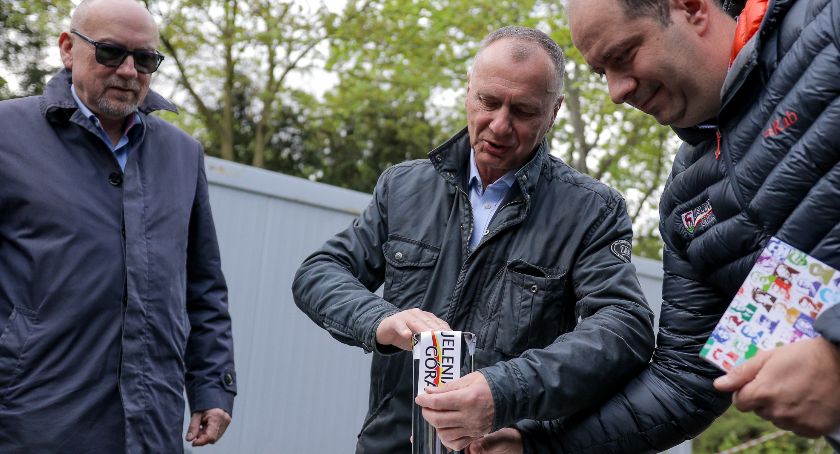Jelenia Góra : W iglicy zabobrzańskiego Zameczku umieszczono kapsułę czasu