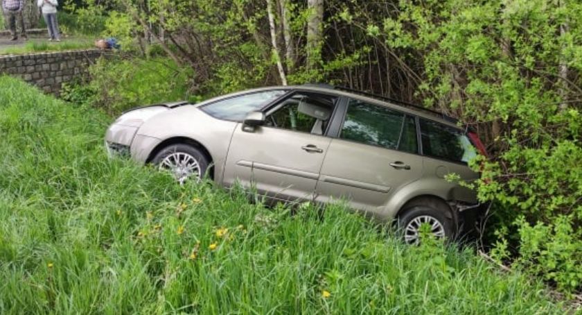 Dwie osoby ranne w wypadku na drodze z Jeleniej Góry do Karpacza