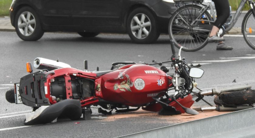 Groźny wypadek na DK-30. Motocyklista zderzył się z osobówką.