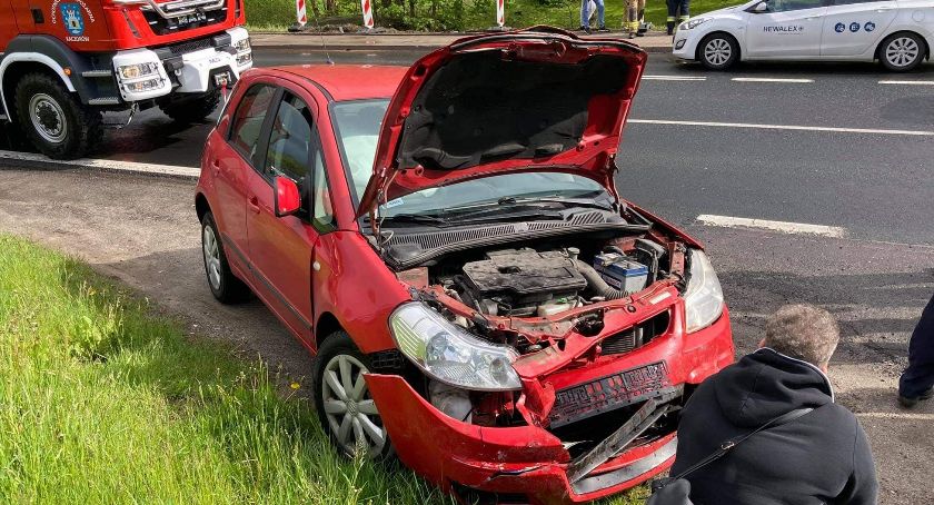 Zderzenie w Kaczorowie. Auto osobowe wjechało w tył ciężarówki.