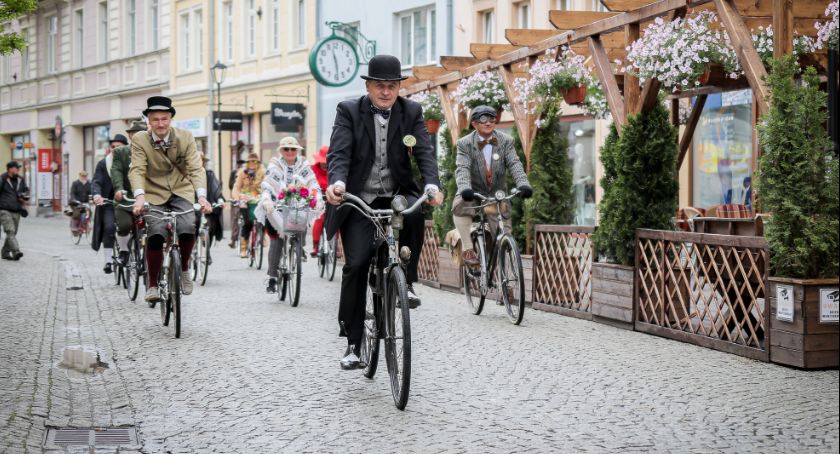 Tradycja wciąż żywa. Parada Rowerów Retro przejechała ulicami Jeleniej Góry