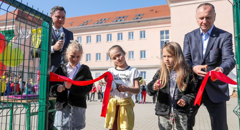 Nowy plac zabaw przy SP10 w Jeleniej Górze już otwarty!