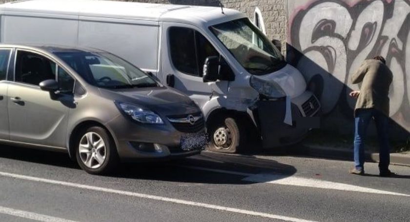Zderzenie trzech aut na Sobieskiego. Bus zatrzymał się na filarze mostu.