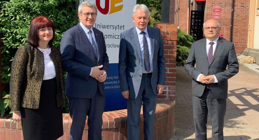 Wizyta wiceministra edukacji i nauki Wojciecha Murdzka w Jeleniej Górze