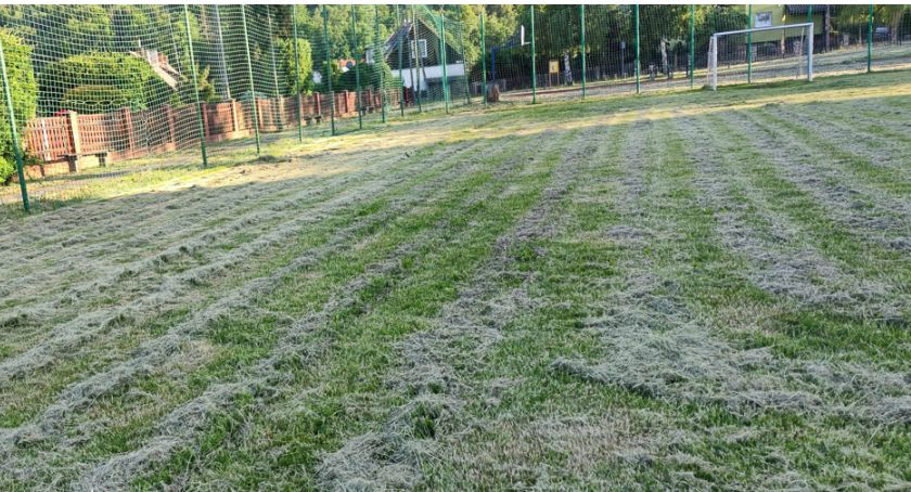 Na orliku w Sobieszowie zalega skoszona trawa. Kiedy zostanie uprzątnięta?
