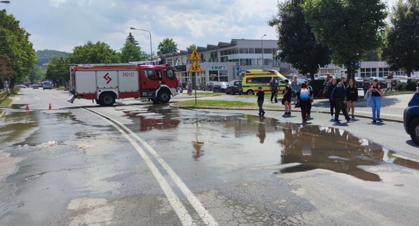 Awaria sieci wodociągowej przy ul. Różyckiego w Jeleniej Górze