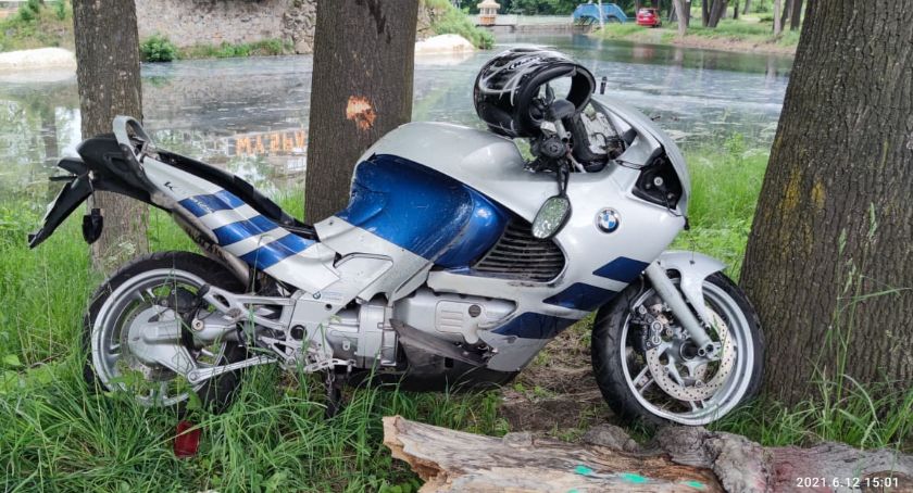 W Kowarach motocyklista uderzył w drzewo