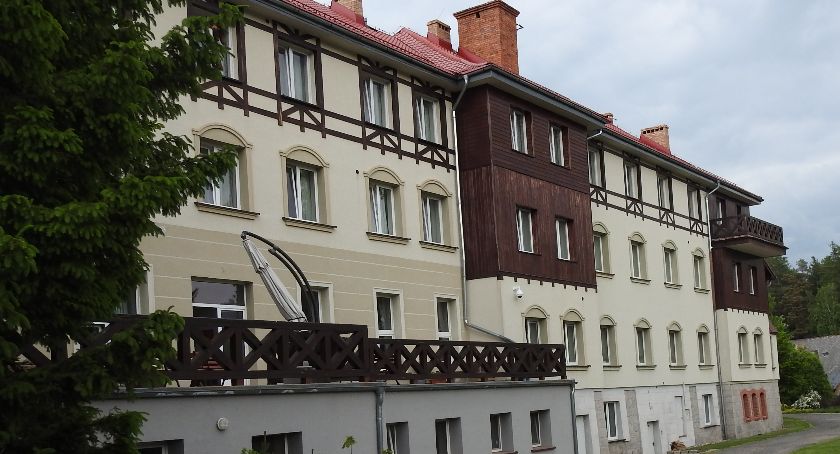 Tragedia w Szklarskiej Porębie. Pensjonariuszka Domu Seniora wypadła z okna.