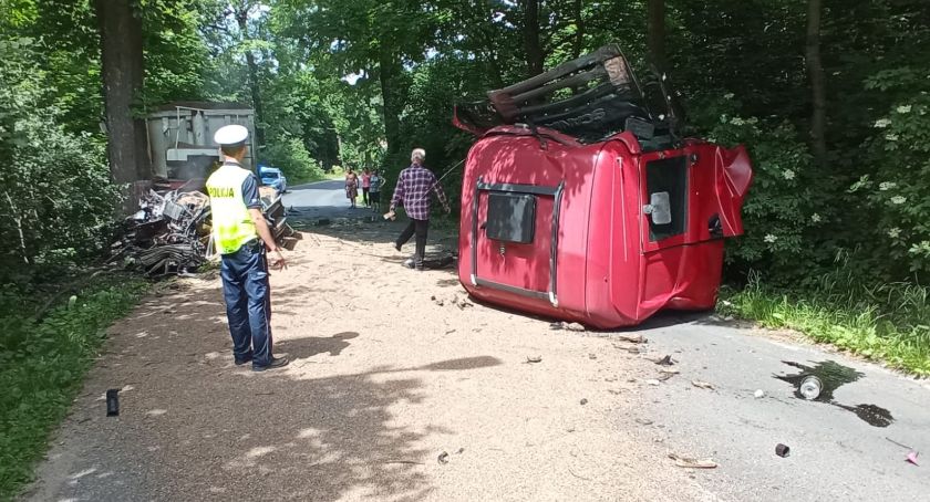 Makabrycznie wyglądający wypadek pod Lwówkiem. Z auta ciężarowego wyrwało kabinę.