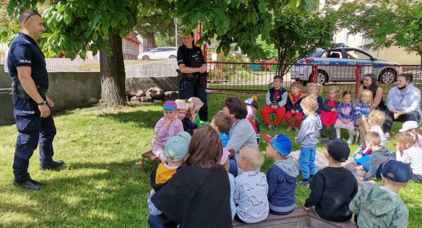 Policjanci o bezpieczeństwie podczas wakacji
