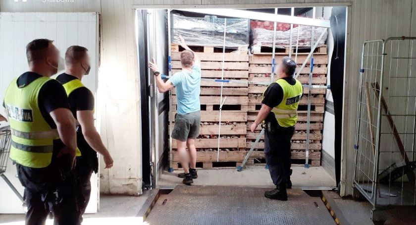 6 mln sztuk papierosów w ciężarówce z warzywami