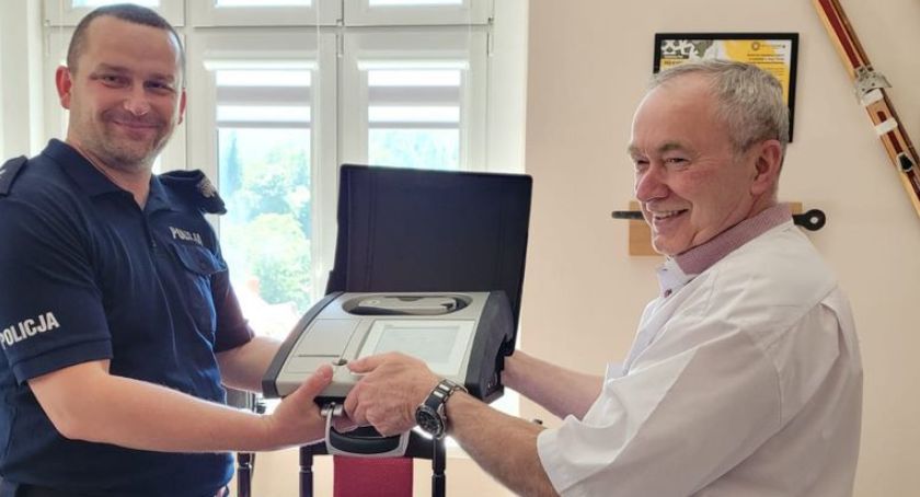 Symboliczne przekazanie alkomatu na ręce Komendanta Komisariatu Policji w Szklarskiej Porębie.