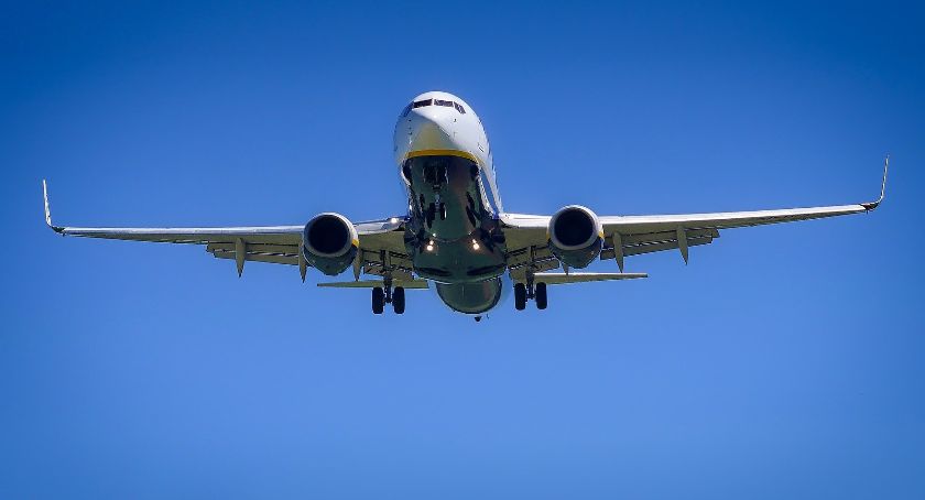 Obsłudze lotniska powiedziała, że w swoim bagażu oprócz bomby nie ma nic więcej