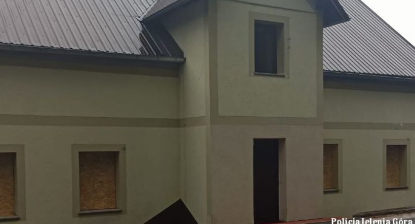 Powybijał szyby w oknach plebanii-jest już w rękach policjantów