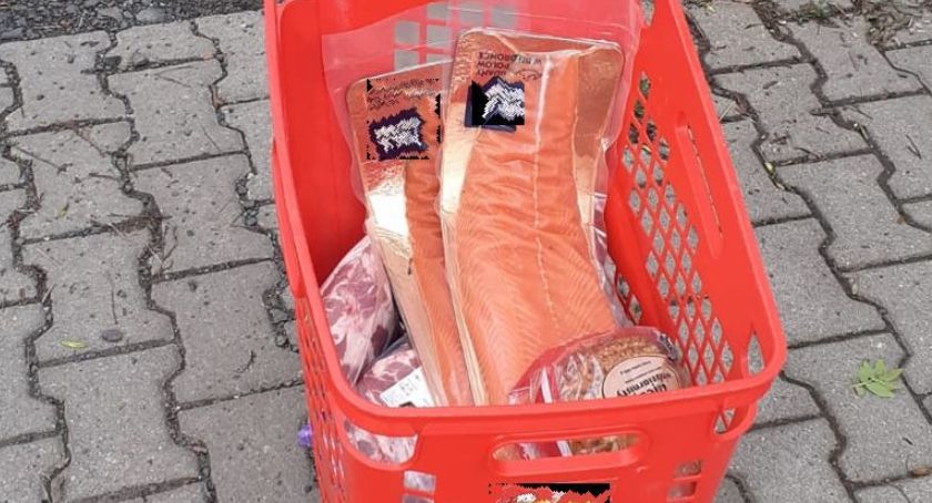Jeleniogórski policjant w czasie wolnym zatrzymał poszukiwanego i mężczyznę podejrzanego o kradzież.