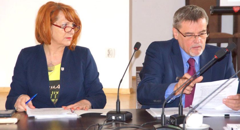 Burmistrz Lwówka Śląskiego bez wotum zaufania. Wraz z pracownikami wyszła z sesji!