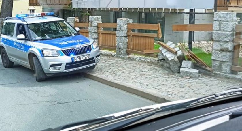 Wjechał samochodem w hotelowe ogrodzenie