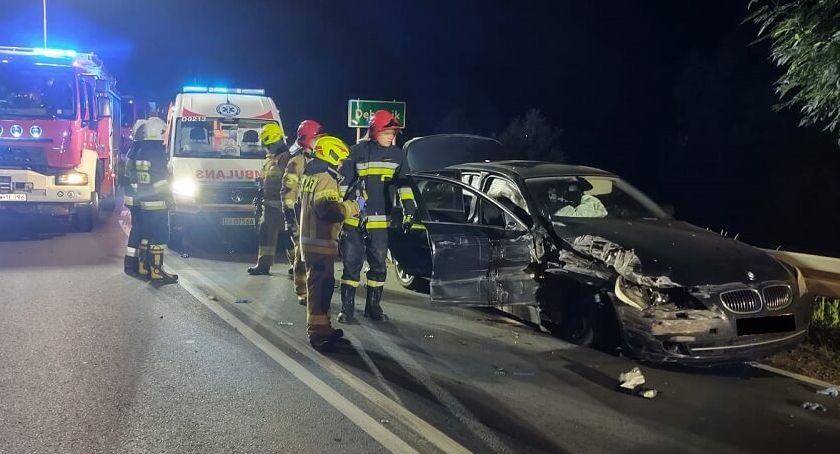 Bmw uderzyło w bariery. Kierowca pijany. Pasażer walczy o życie.