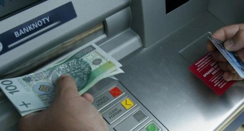 Znalazł kartę płatniczą i kilka razy posłużył się nią jak swoją.