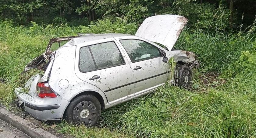 Ślisko na drogach. Dachowanie w Radoniowie