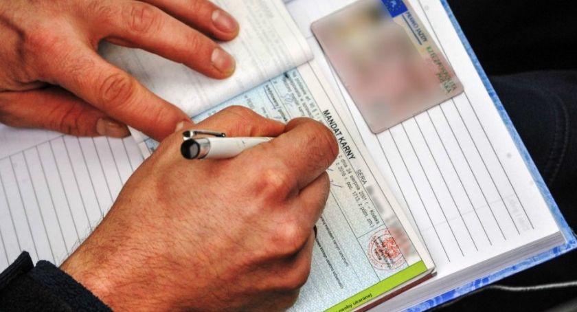 Uderzył pracowniczkę stacji paliw. Dostał mandat