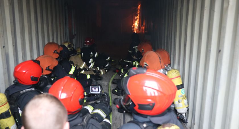 Jelenia Góra : Strażacy ćwiczyli w trenażerze pożarowym