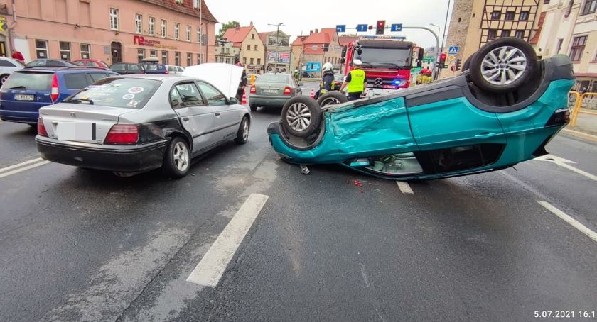 Wypadek na Wyszyńskiego. Auto na dachu.