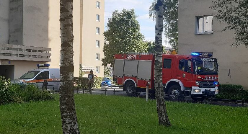 Kanalizacja śmierdziała jak gaz. Interwencja straży pożarnej na ulicy Bacewicz.
