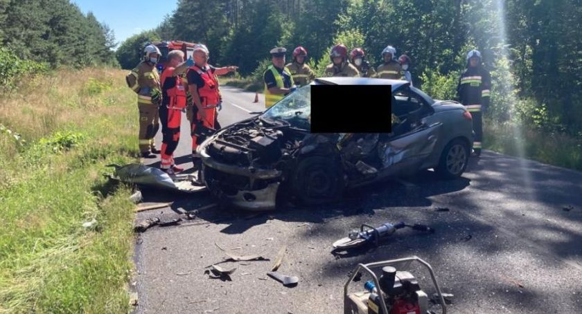 24 - letnia kobieta zginęła po czołowym zderzeniu peugeota z ciężarówką w Krzyżowej