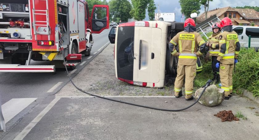 Jelenia Góra : Utrudnienia na ul. Sudeckiej. Auto przewróciło się na bok