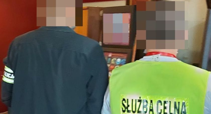 Jeleniogórscy policjanci wspólnie z funkcjonariuszami DUCS zarekwirowali kolejne nielegalne automaty do gier hazardowych.