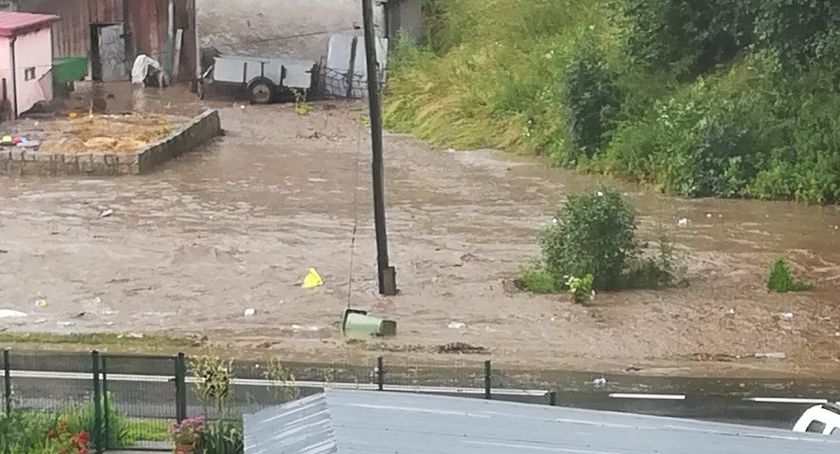 Wielka woda w Strzyżowcu i Pilchowicach. Zalana droga Wleń - Jelenia Góra.