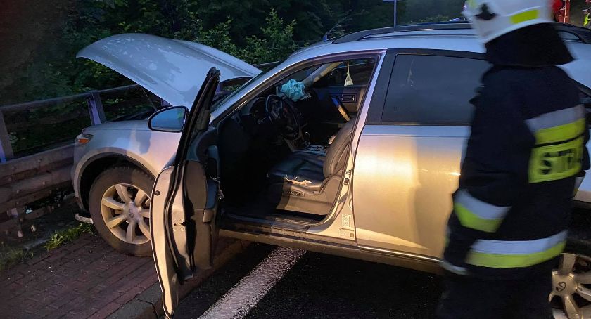 Rozbiła auto o bariery drogowe