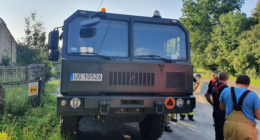 Żołnierze pomagają przy usuwaniu skutków powodzi