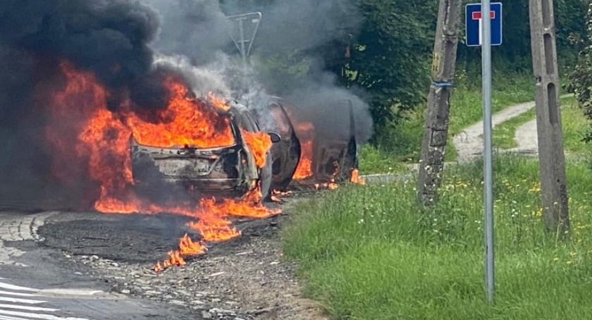 Ogromny pożar na dk3. Spłonęły dwa samochody osobowe.