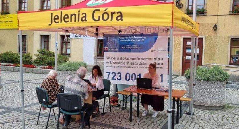 Mobilny punkt Spisu Powszechnego na Placu Ratuszowym w Jeleniej Górze