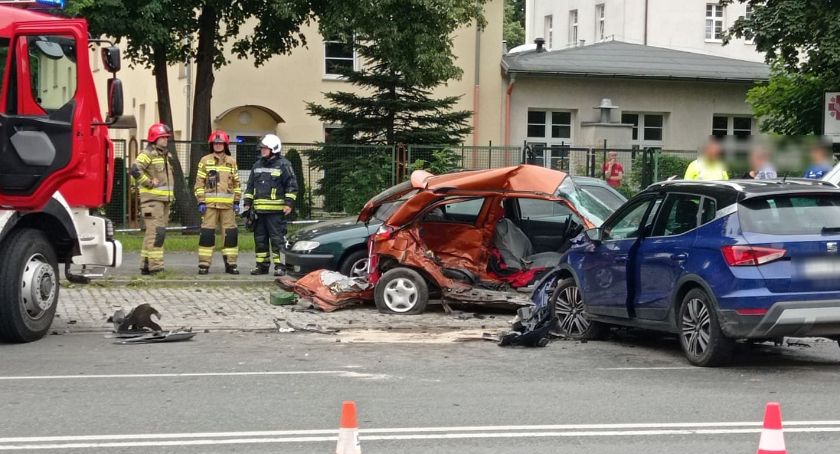 Wypadek na ul. Wolności w Jeleniej Górze. 56-latek w szpitalu.
