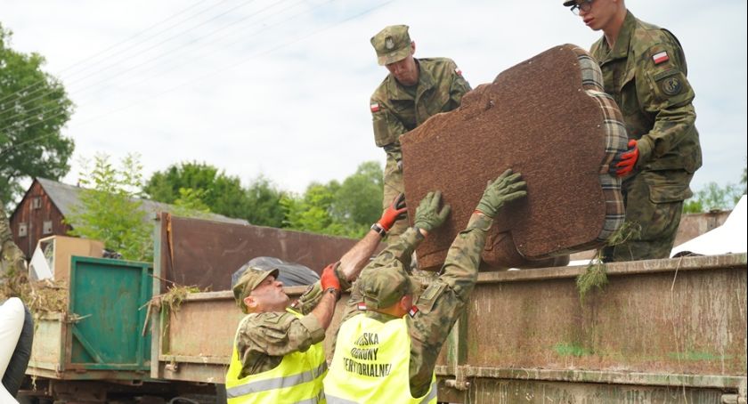 Terytorialsi i strażacy pomagają mieszkańcom w gminie Lubomierz