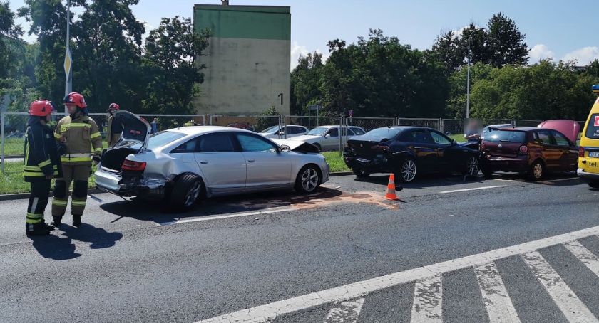 Zderzenie czterech aut na Al. Jana Pawła II. Utrudnienia w ruchu.
