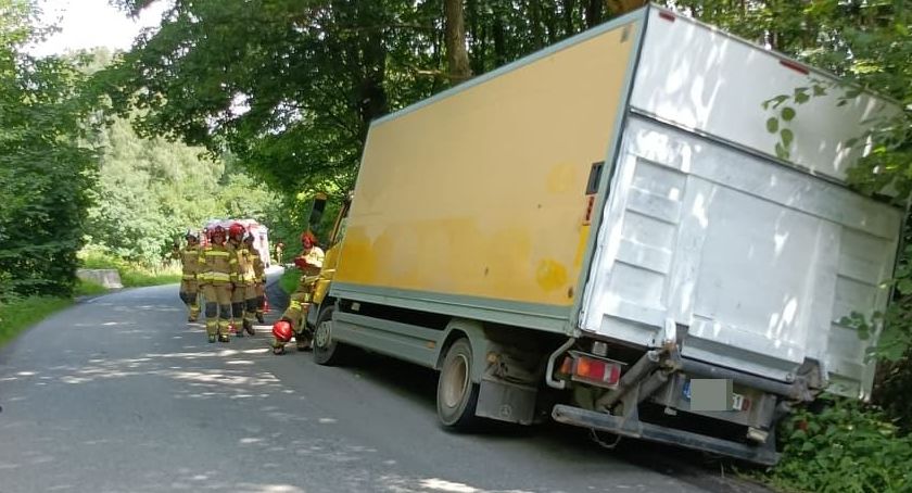 Ciężarówka zsunęła się z jezdni