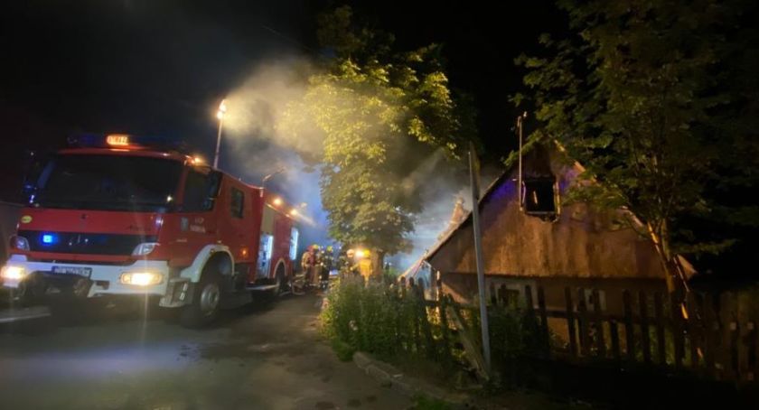 Pożar w Mirsku. Strażak uratował starszą kobietę