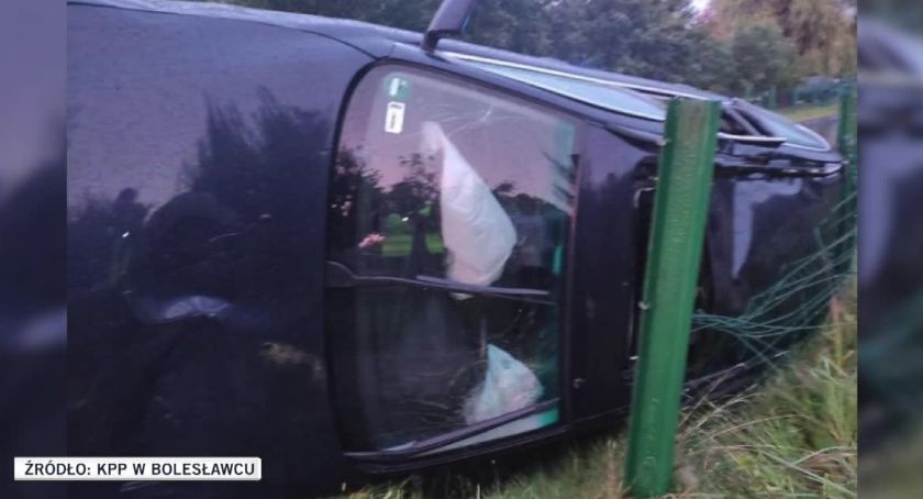 Pijany kierowca wypadł z drogi pod Nowogrodźcem. Wiózł dziecko bez fotelika i pasów