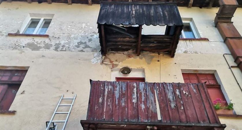 Pod kobietą zarwał się balkon