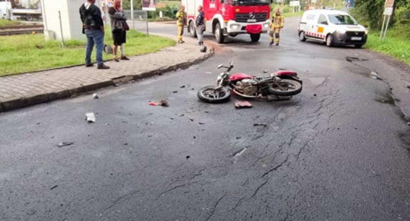 Motocyklista zderzył się z autem osobowym w Janowicach Wielkich