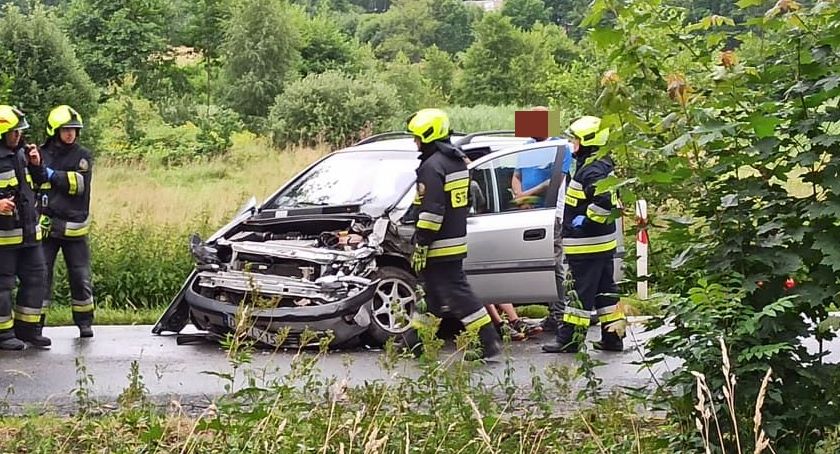 Czołowe zderzenie na drodze Podgórzyn - Miłków. Matka z małym dzieckiem trafiła do szpitala.