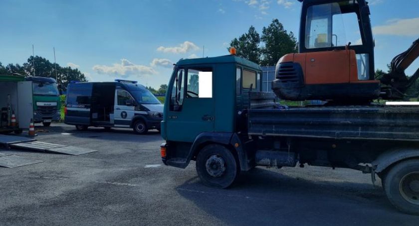 Z niesprawnymi hamulcami i koparką na pace